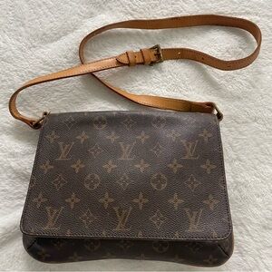 Louis Vuitton
with Tan Leather Strap
Musette Tango Short Shoulder Bag Brown
🤎🤎🤎